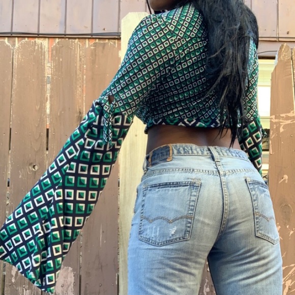 Bell sleeve v neck cropped top - Picture 2 of 8